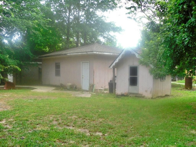 back of house featuring a yard