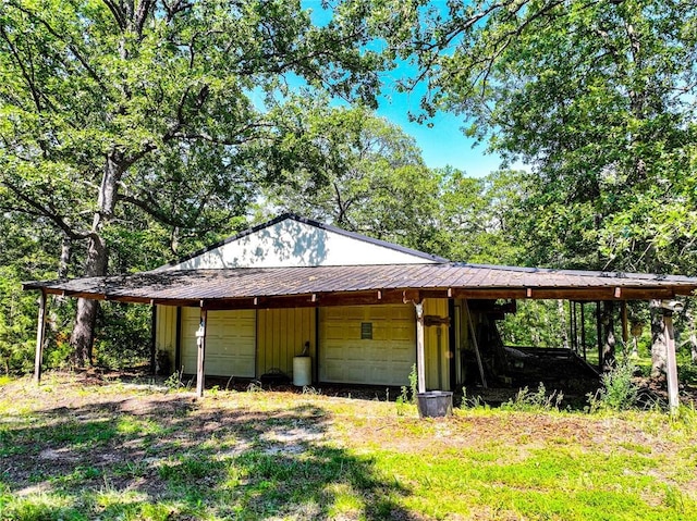 view of front facade with a carport