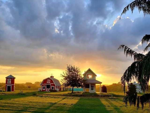 view of property's community featuring a lawn