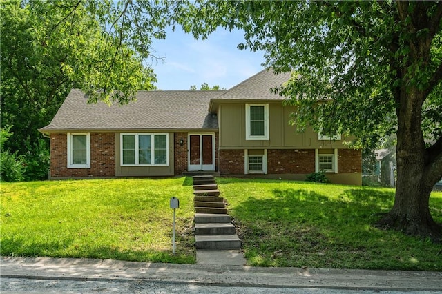 tri-level home featuring a front yard