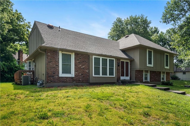 view of front facade featuring a front yard and central AC unit