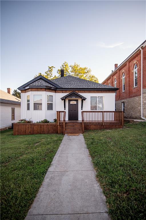 view of front facade featuring a front yard