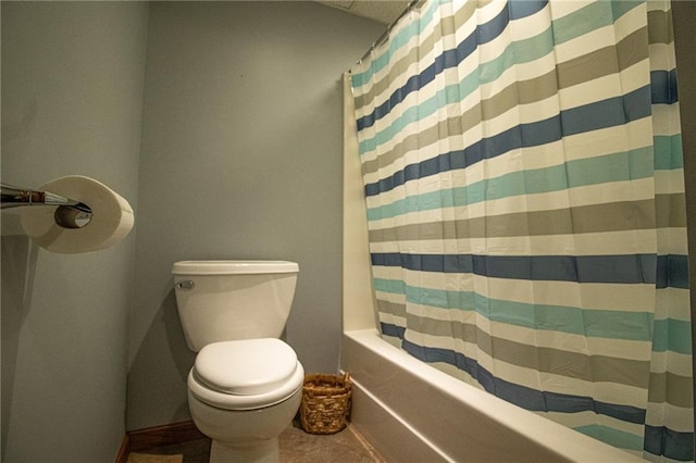 bathroom featuring shower / tub combo with curtain and toilet