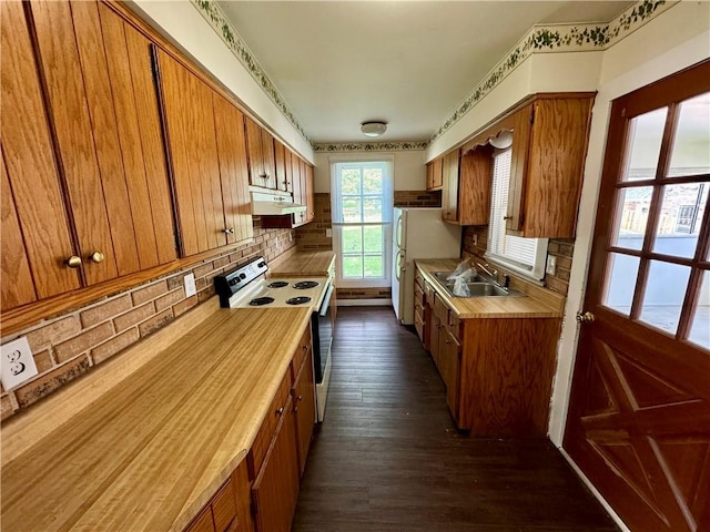 kitchen with dark wood-type flooring, backsplash, sink, and white electric range oven