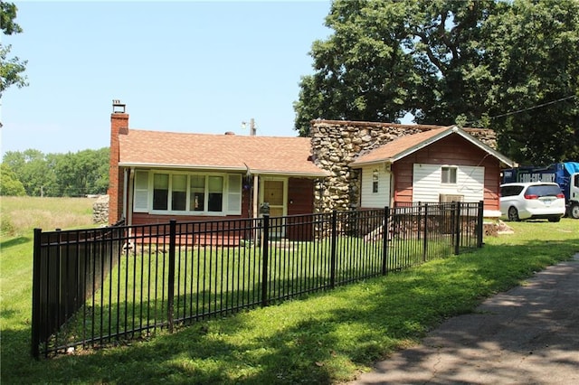 ranch-style home featuring a front lawn