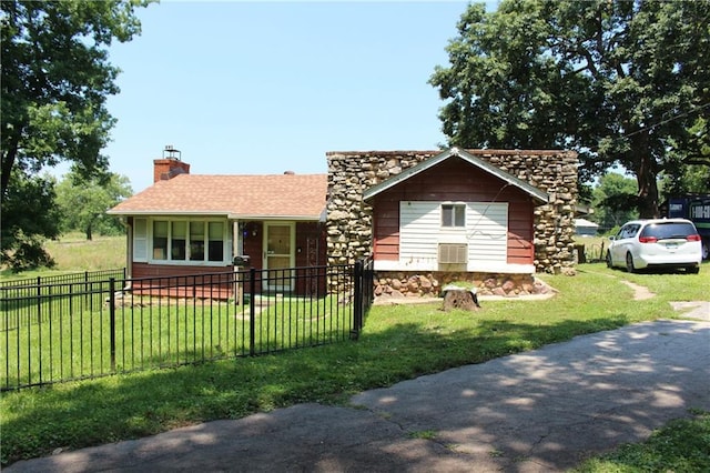 view of front of property with a front yard