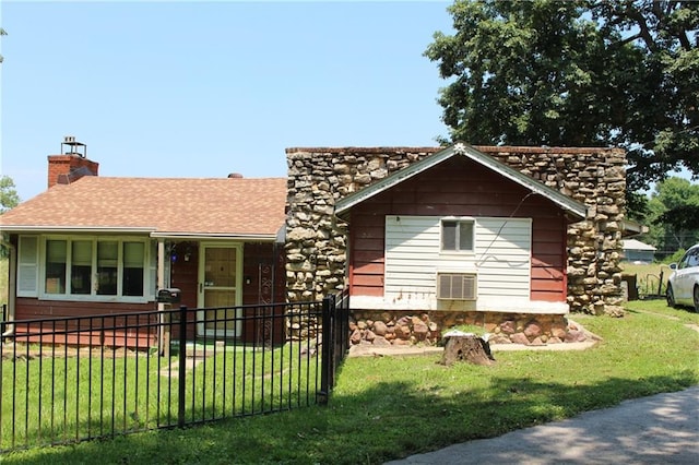 view of front of home featuring a front yard