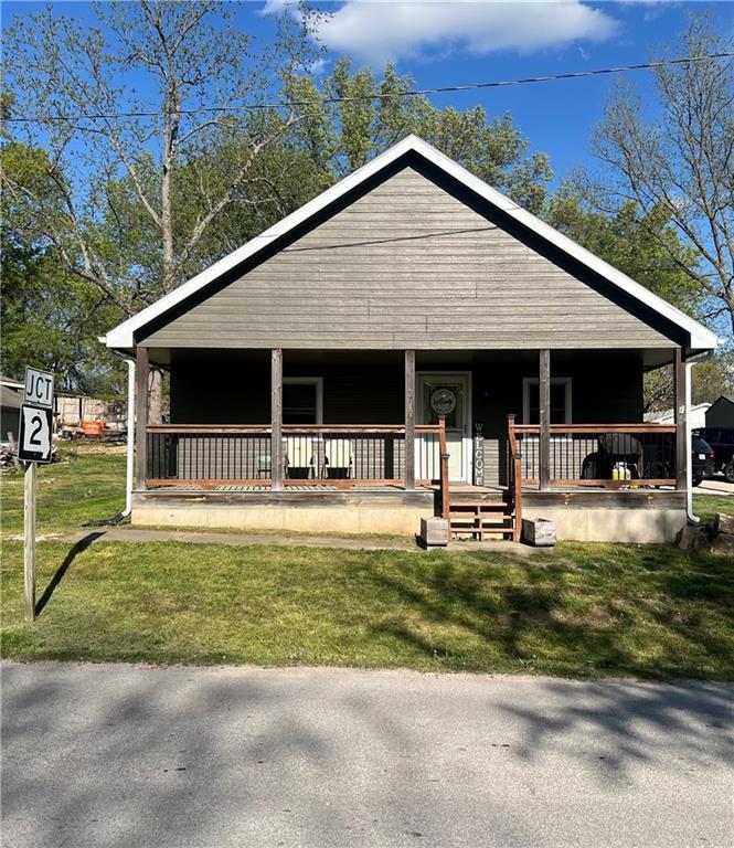 view of front of property with a front lawn