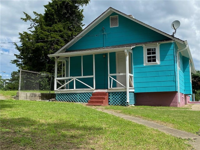 view of front of property featuring a front yard