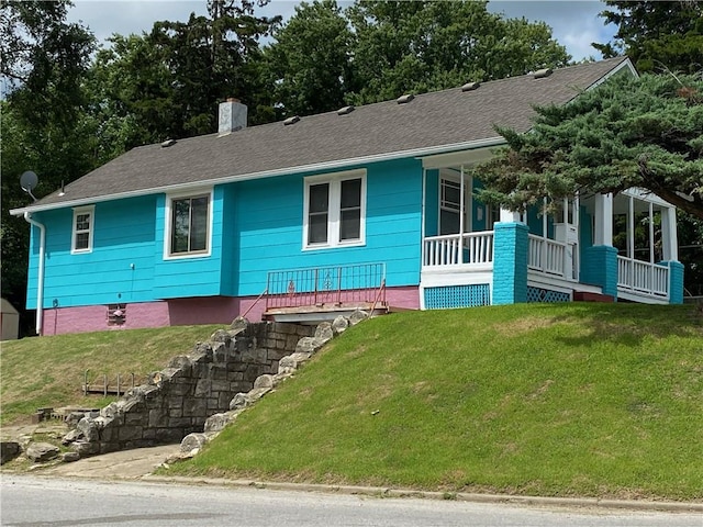 single story home featuring a front yard