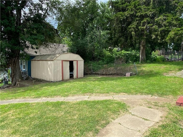 view of yard featuring a storage unit