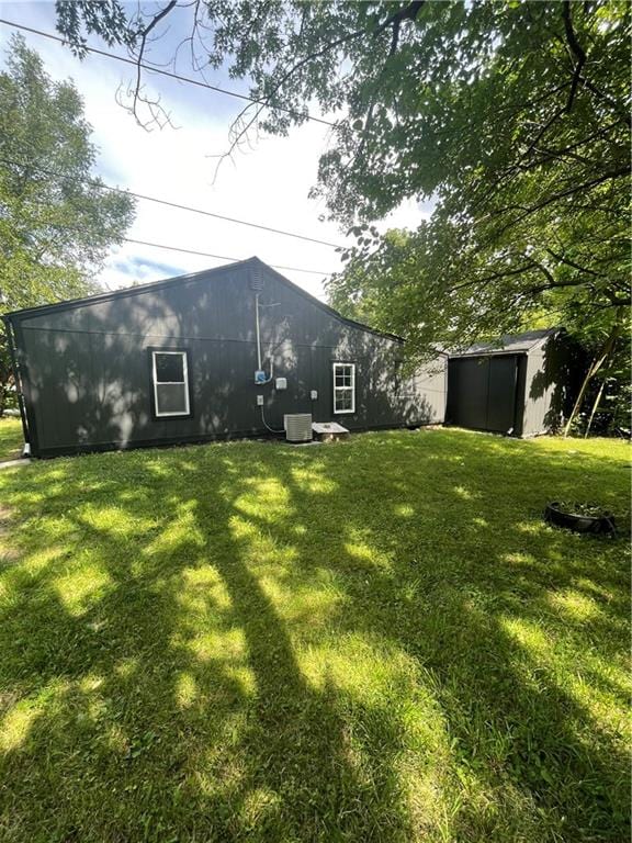 view of yard featuring a storage unit