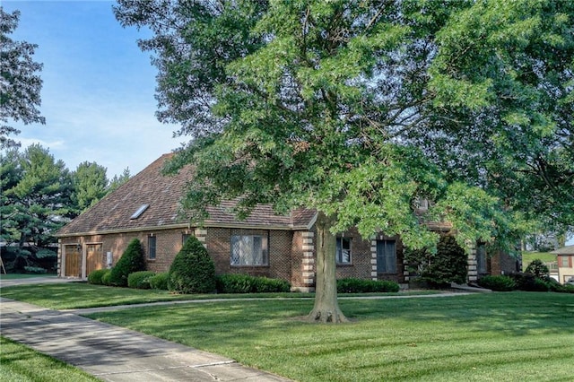 view of front of property with a front yard