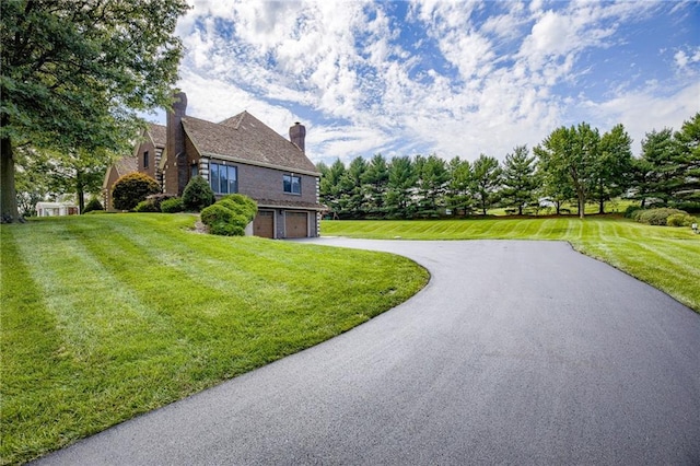 view of property's community featuring a lawn