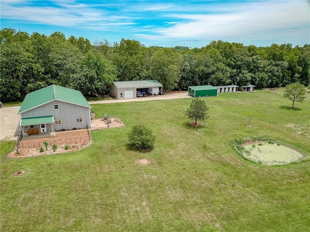 view of yard featuring an outdoor structure