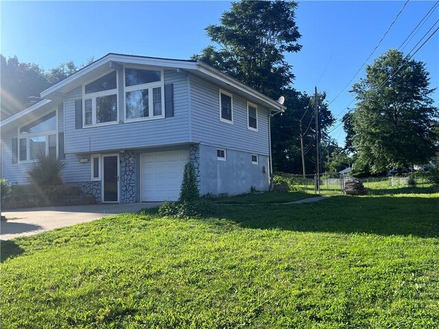 view of front facade featuring a garage and a front lawn