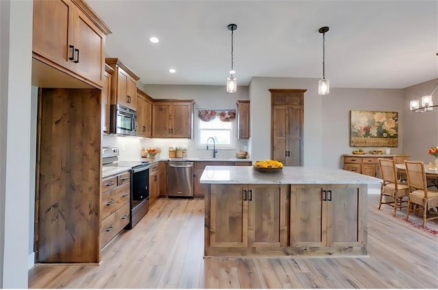 kitchen with stainless steel appliances, pendant lighting, and a center island