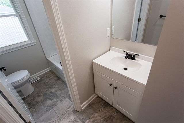 full bath with baseboards, visible vents, vanity, and toilet