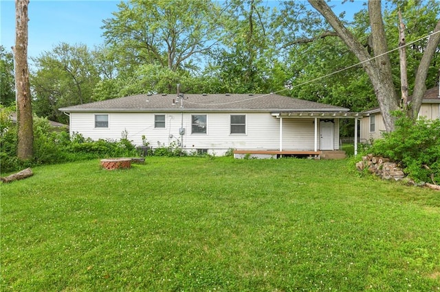 back of house featuring a lawn