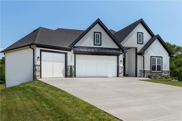 view of front of property featuring a front lawn