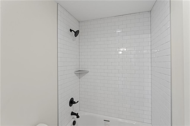 bathroom featuring tiled shower / bath