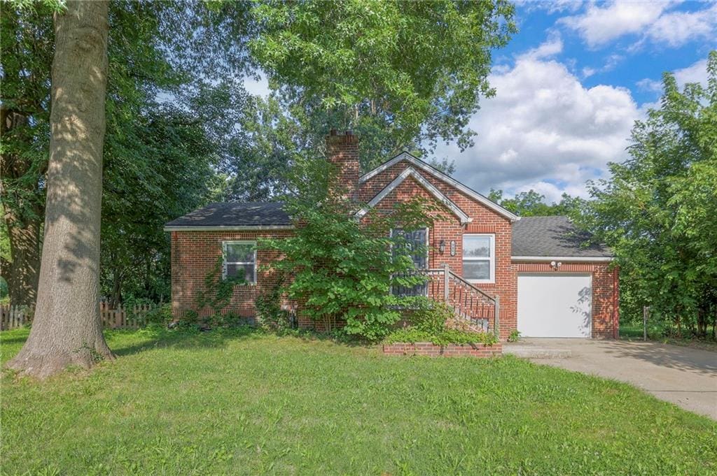 view of front of home featuring a garage and a front yard