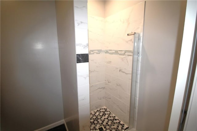 bathroom featuring a tile shower