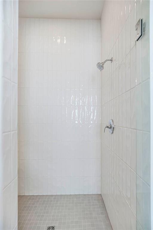 bathroom featuring tiled shower