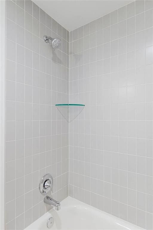 bathroom with tiled shower / bath combo