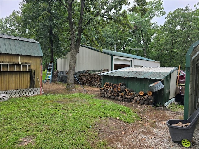 view of yard with an outbuilding