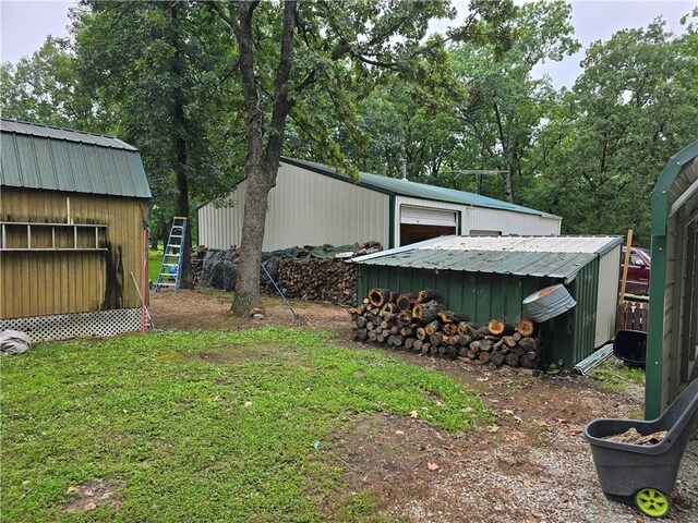 view of yard featuring an outbuilding