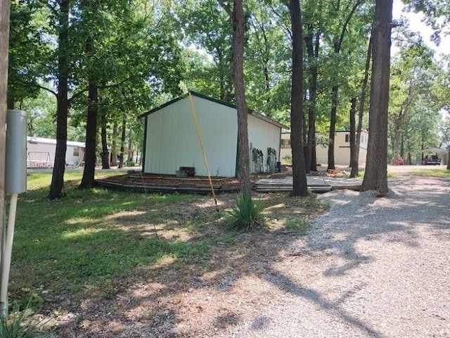 view of yard featuring an outbuilding