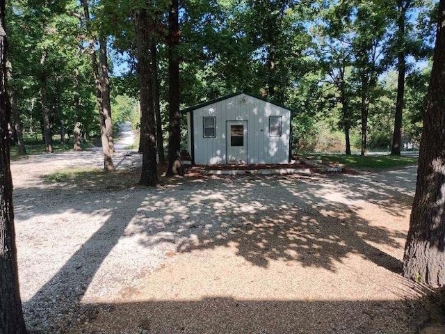 view of yard with an outdoor structure