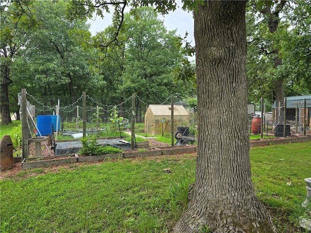 view of yard with an outdoor structure