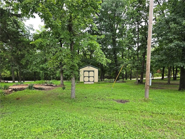 view of yard with a storage shed