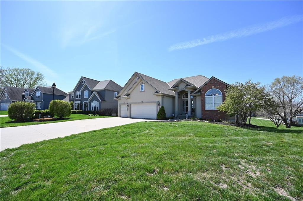 view of front of home featuring a front yard and a garage