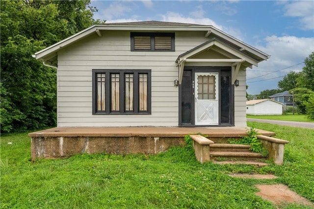 view of front of house with a front yard