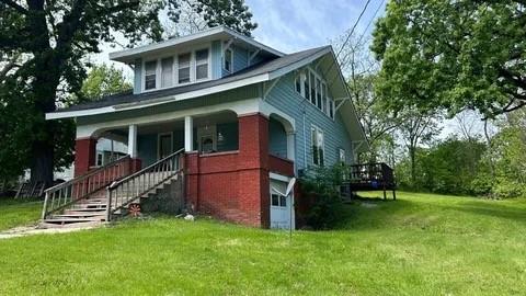 view of front of house featuring a front lawn