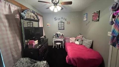 bedroom featuring ceiling fan