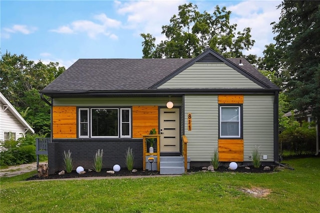 view of front of home featuring a front lawn