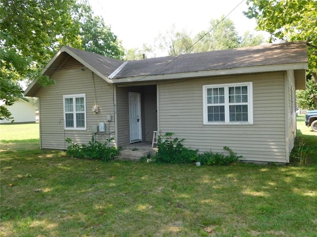 view of front facade featuring a front yard