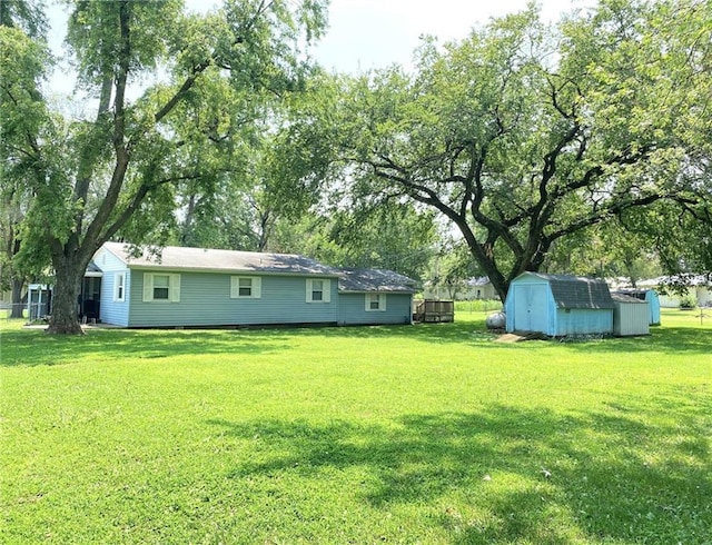 view of yard featuring a storage unit