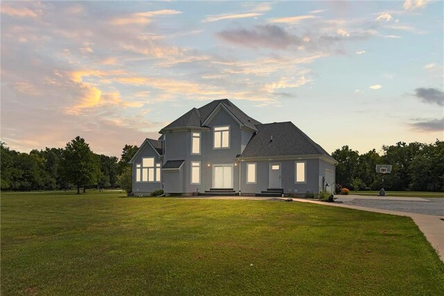 view of front of property featuring a yard