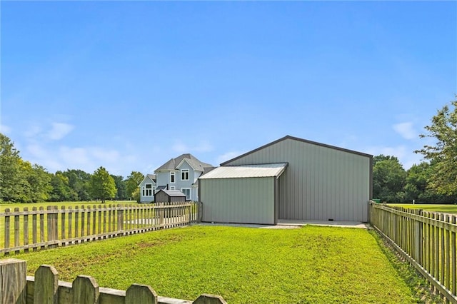 view of yard with an outbuilding