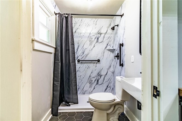 bathroom featuring tile patterned flooring, toilet, and a shower with shower curtain