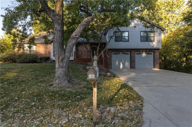 view of front of house featuring a front lawn and a garage