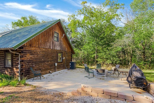 view of patio featuring an outdoor fire pit