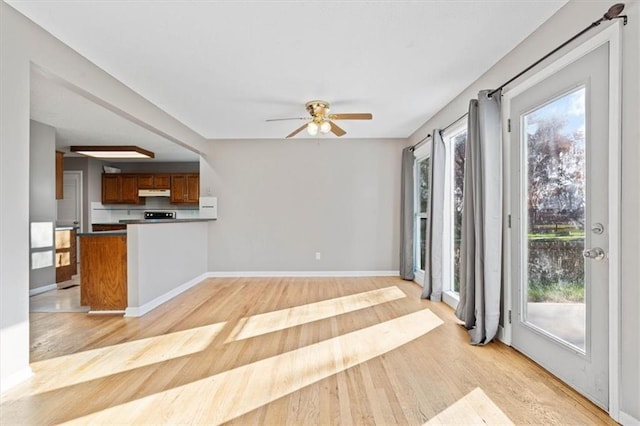 kitchen featuring kitchen peninsula, light hardwood / wood-style flooring, and ceiling fan