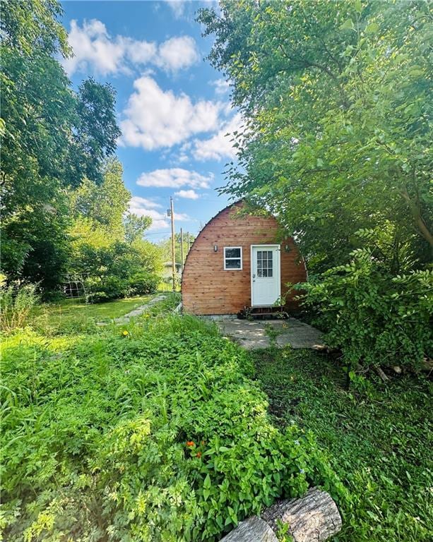 view of yard with a shed