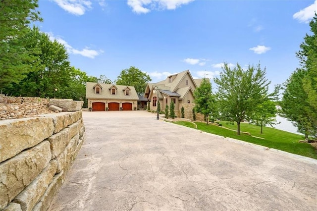 view of front of house featuring a garage and a front yard